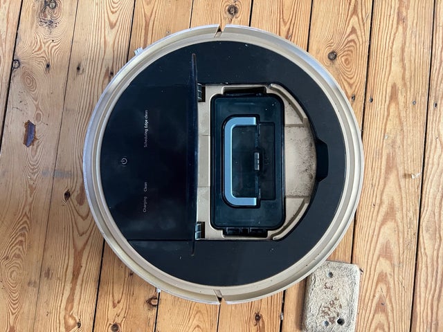 Ruscenic vacuum robot