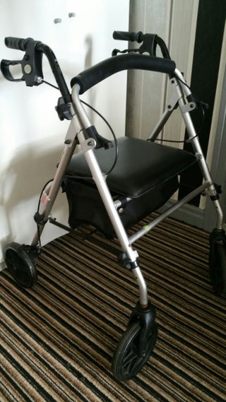 "Z-Tec 4 Wheeled Mobility Walker &amp; Seat"