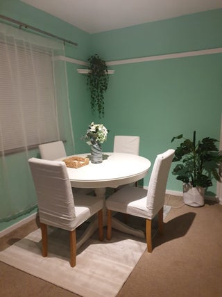 White Dinning table, extendable