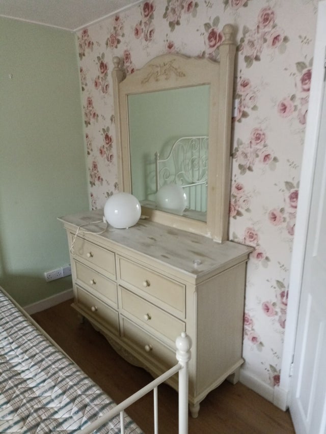 bed, lamps, dressing table