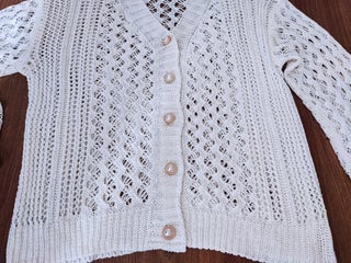 Buttoned cream knitted cardigan