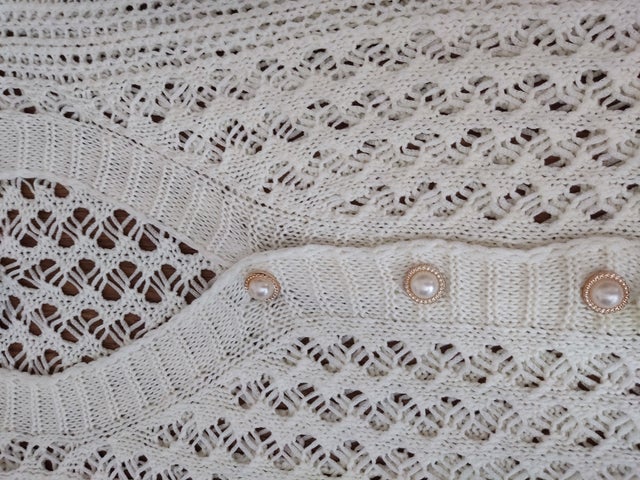 Buttoned cream knitted cardigan